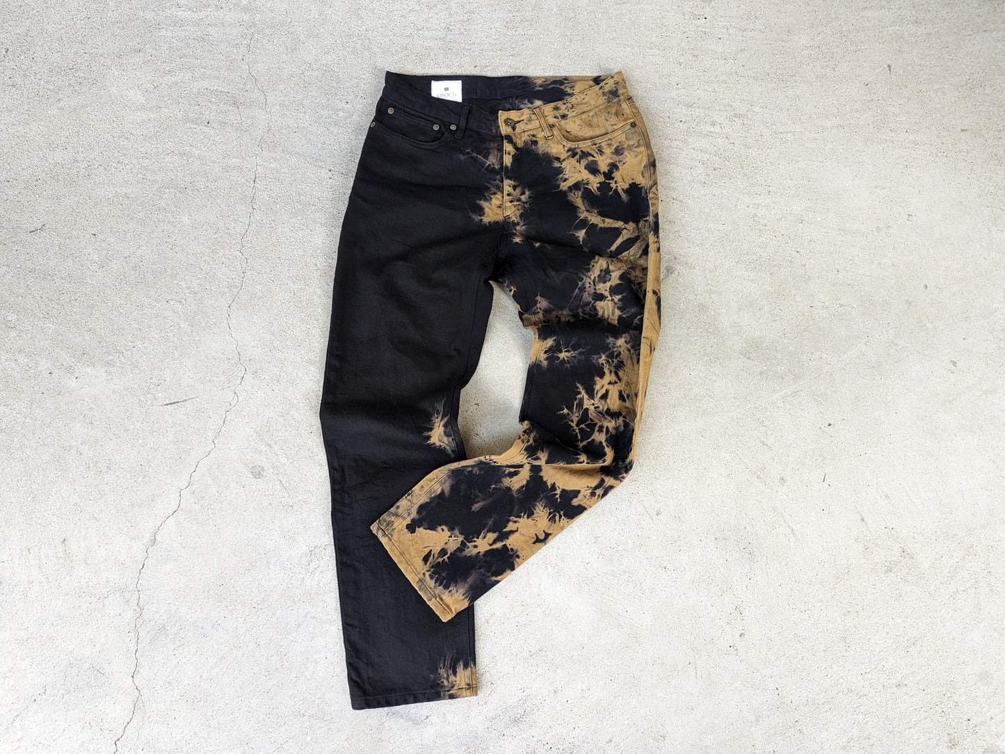 <Re:OSOCU>デッドストック生地 テーパードデニムパンツ 名古屋黒紋付染×絞り抜染(左)