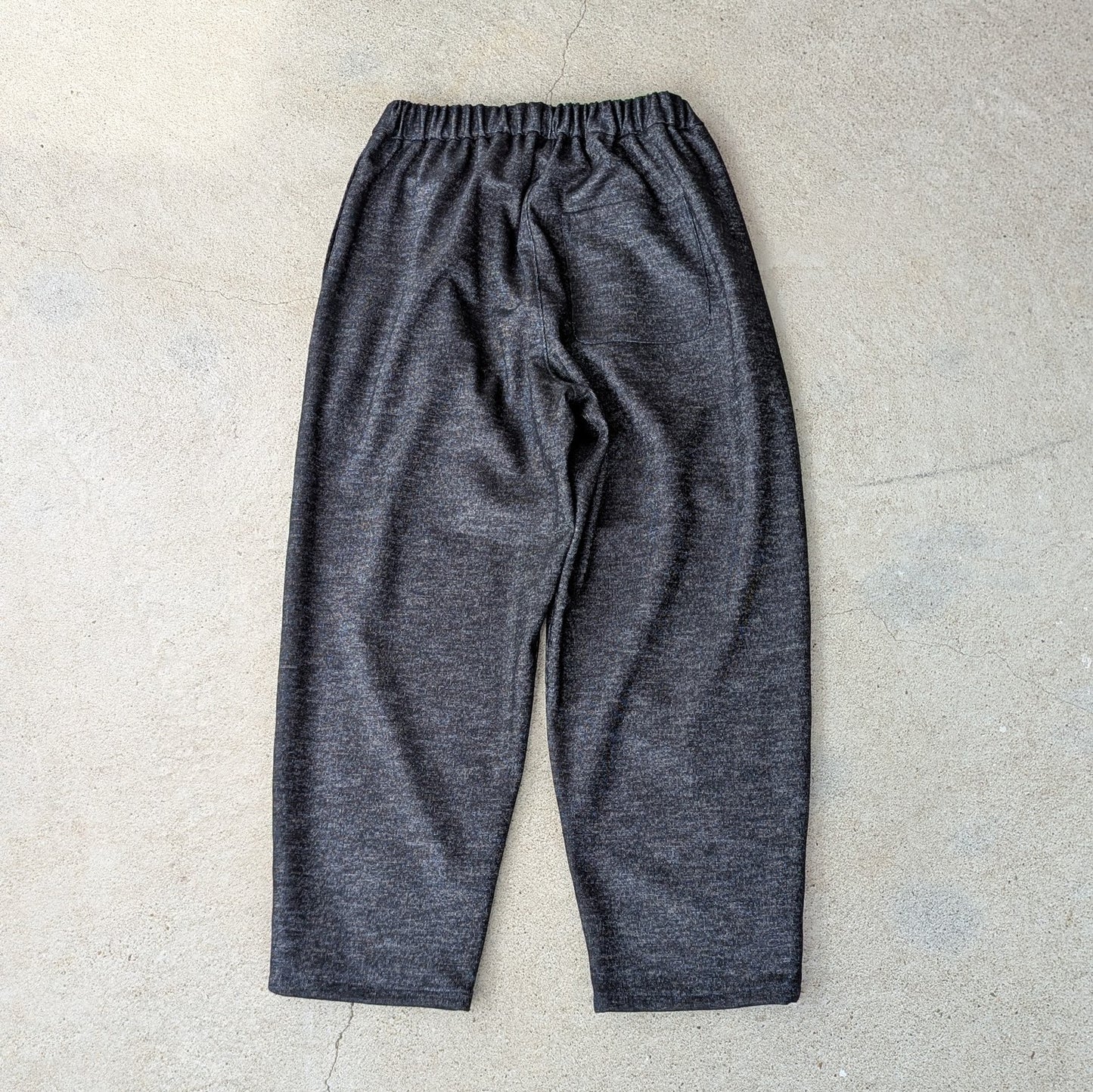 <OSOCU>尾州ウール バルーンパンツ ニット(編み)生地 ブラック杢 Mサイズ