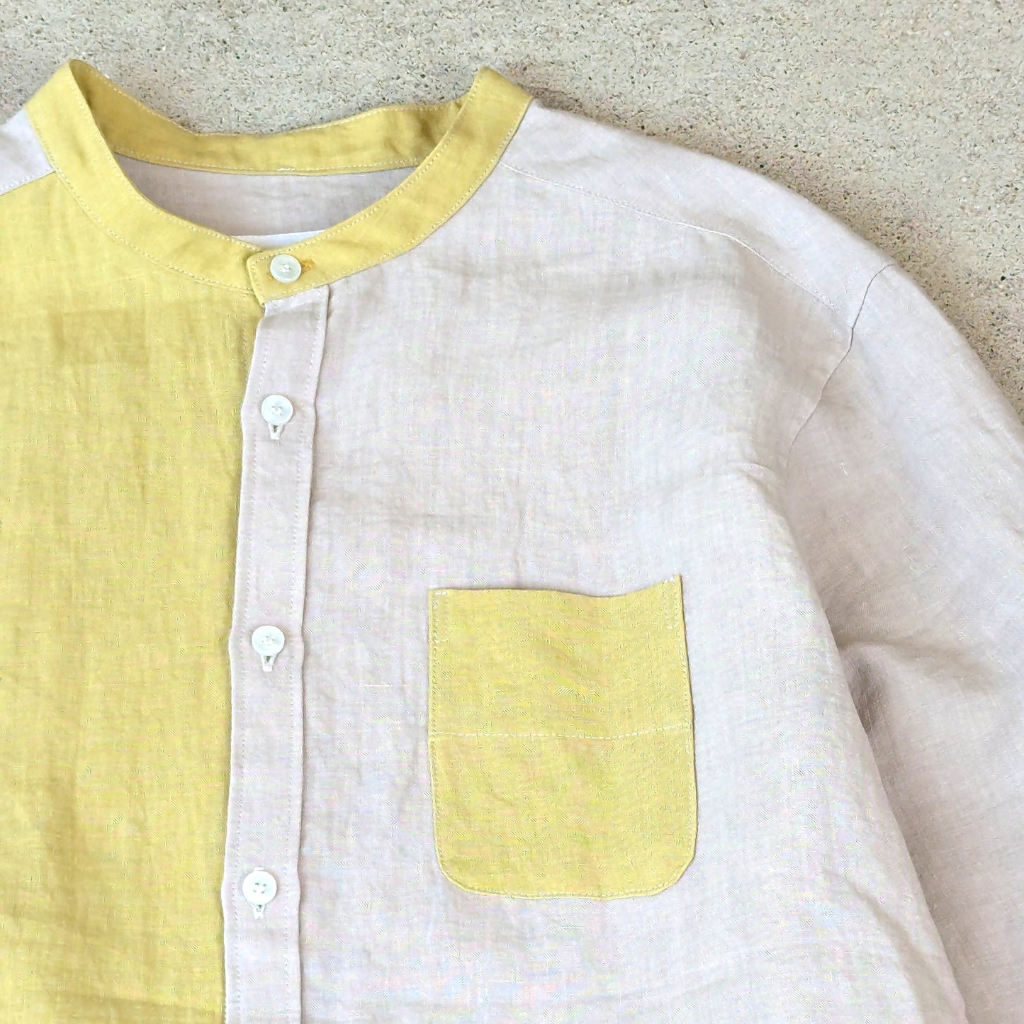 <OSOCU> 「かれくさいろとさくらベージュ」 遠州織物 バンドカラーシャツ