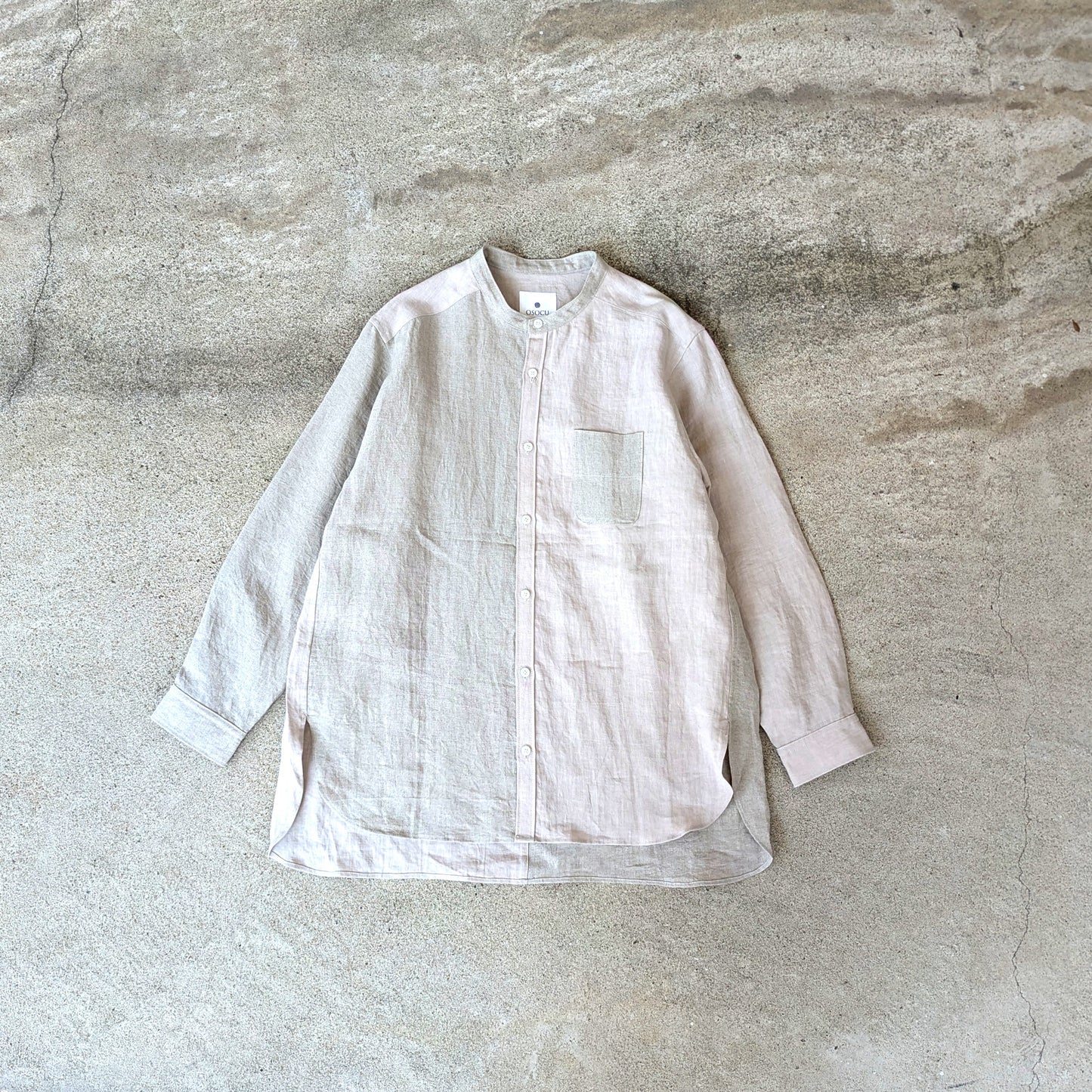 <OSOCU> 「さくらベージュと生成り」 遠州織物 バンドカラーシャツ