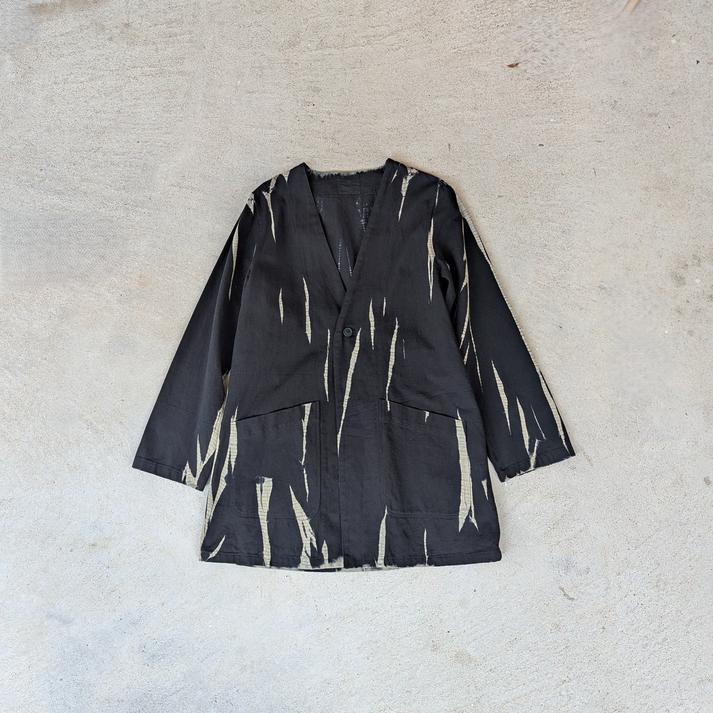 <OSOCU> デッドストック ノーカラーロングジャケット 名古屋黒紋付染×絞り抜染
