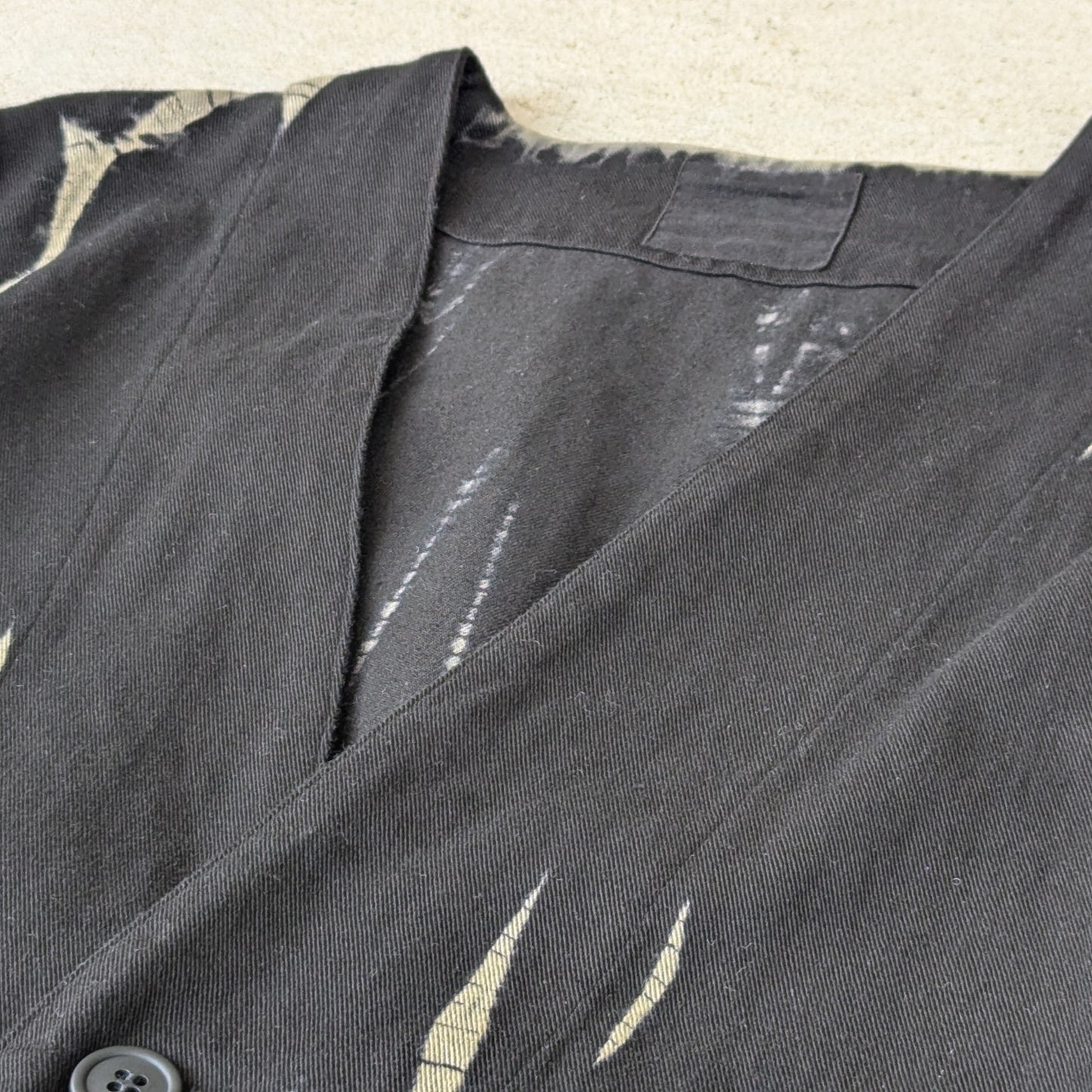 <OSOCU> デッドストック ノーカラーロングジャケット 名古屋黒紋付染×絞り抜染