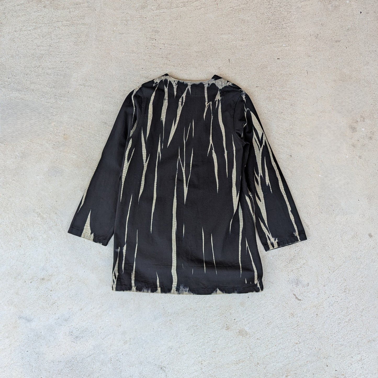 <OSOCU> デッドストック ノーカラーロングジャケット 名古屋黒紋付染×絞り抜染