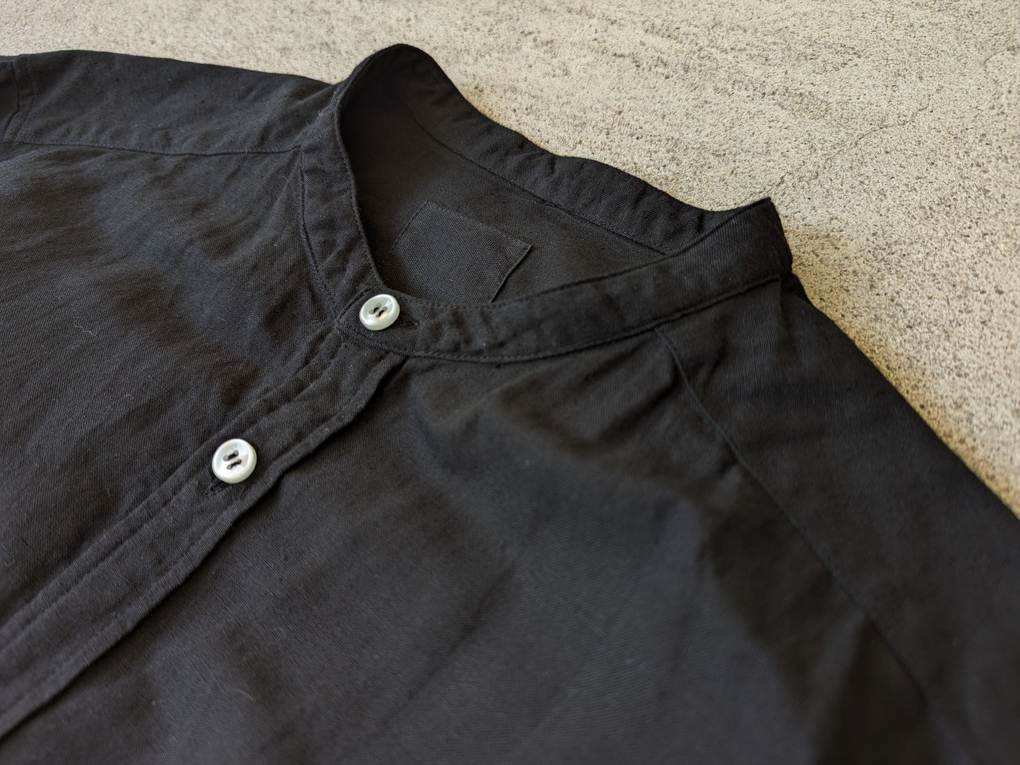 <OSOCU> 知多木綿 ヘンプコットン バンドカラーシャツ 名古屋黒紋付染