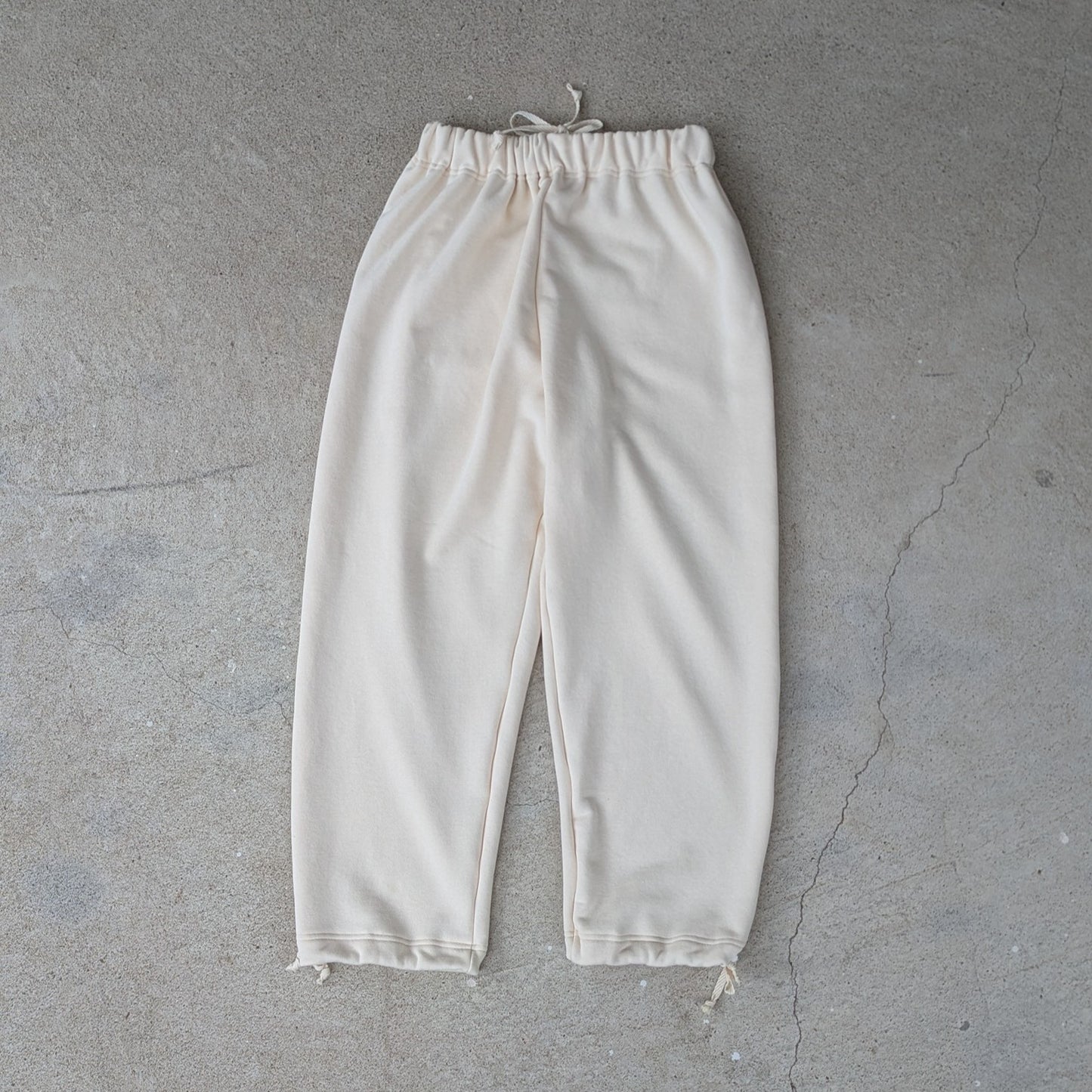 <OSOCU> 国産吊り編み生地のスウェットパンツ