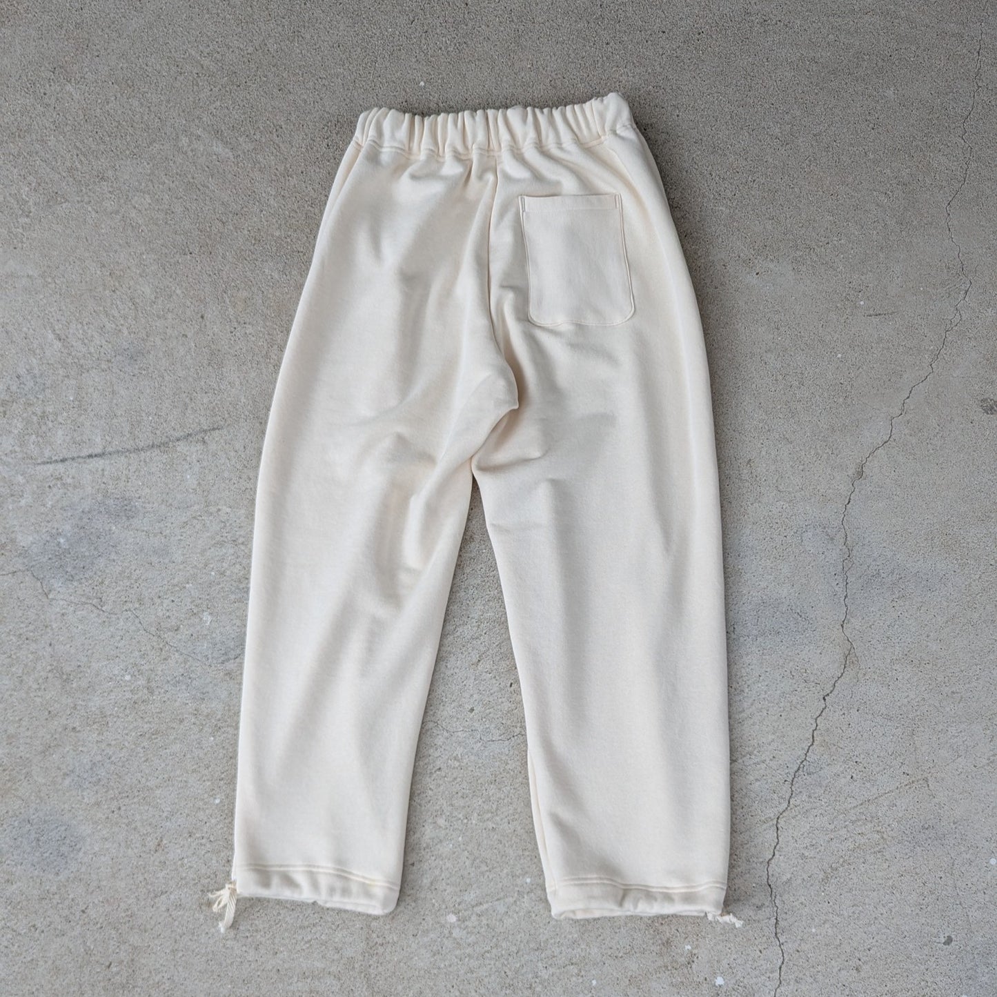 <OSOCU> 国産吊り編み生地のスウェットパンツ