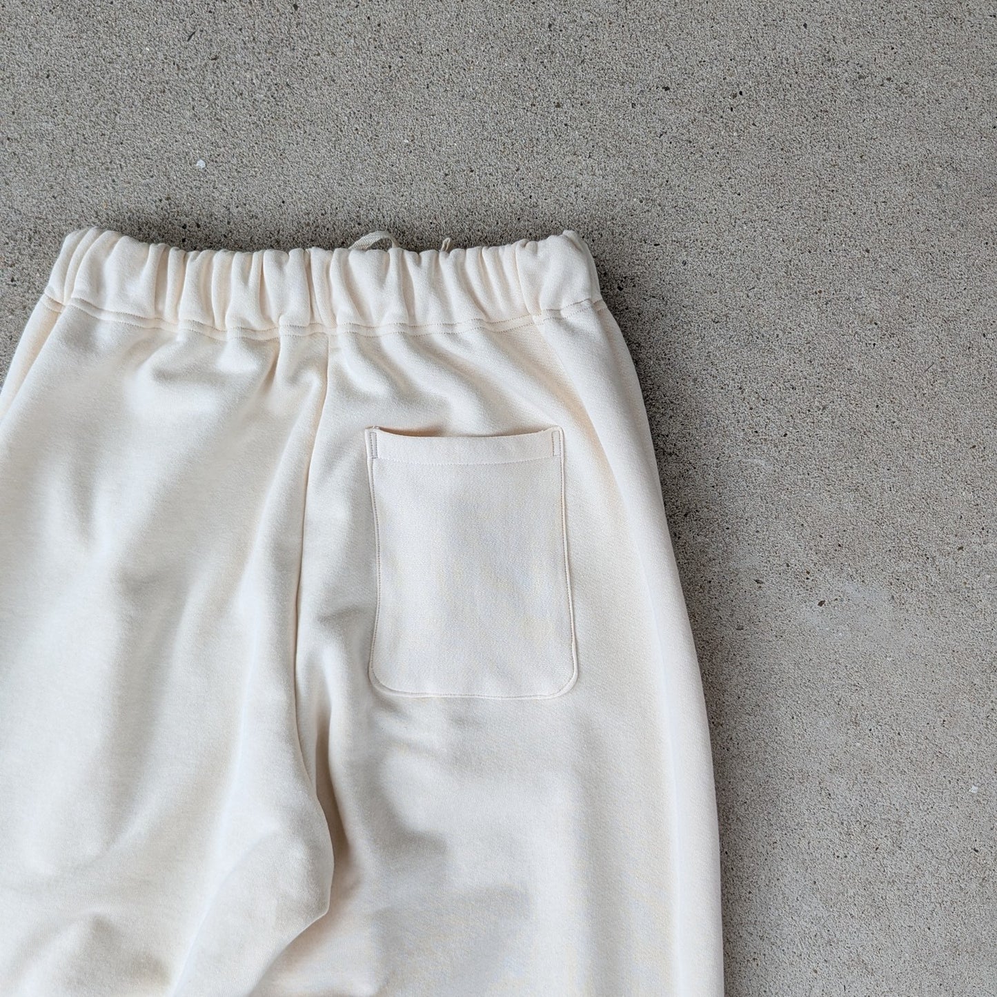 <OSOCU> 国産吊り編み生地のスウェットパンツ