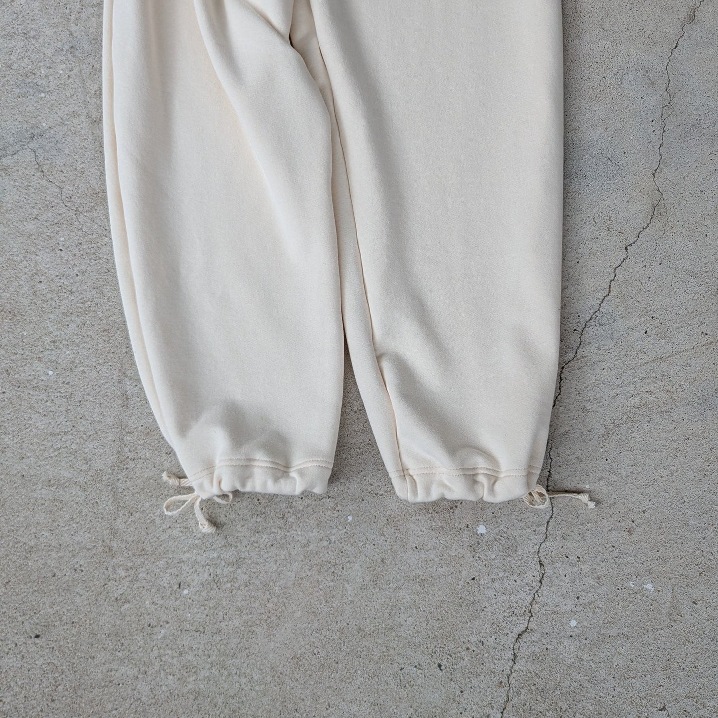 <OSOCU> 国産吊り編み生地のスウェットパンツ
