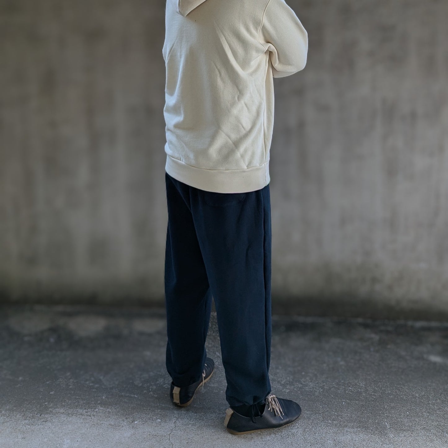 <OSOCU> 国産吊り編み生地のスウェットパンツ ネイビー