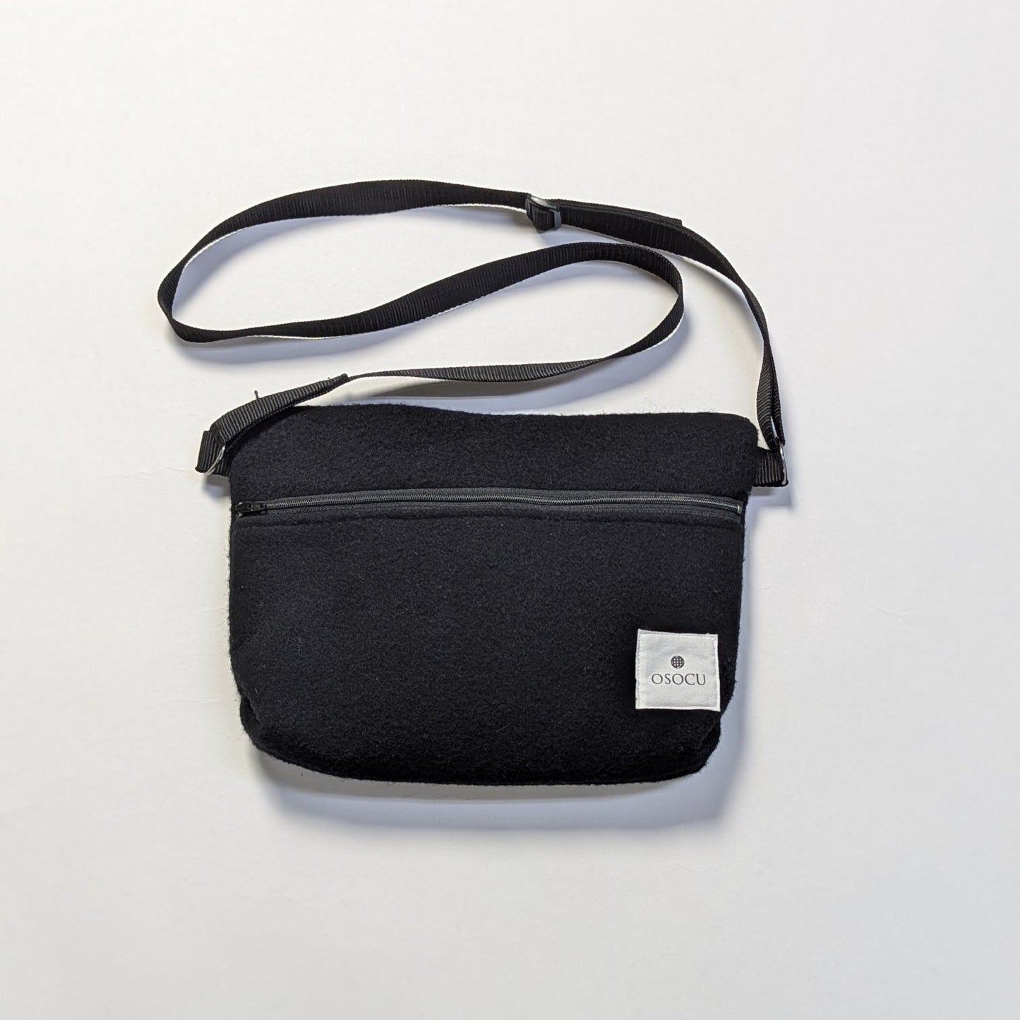 ＜OSOCU＞尾州ウール 毛七 サコッシュ 再生羊毛（リサイクルウール） ブラック