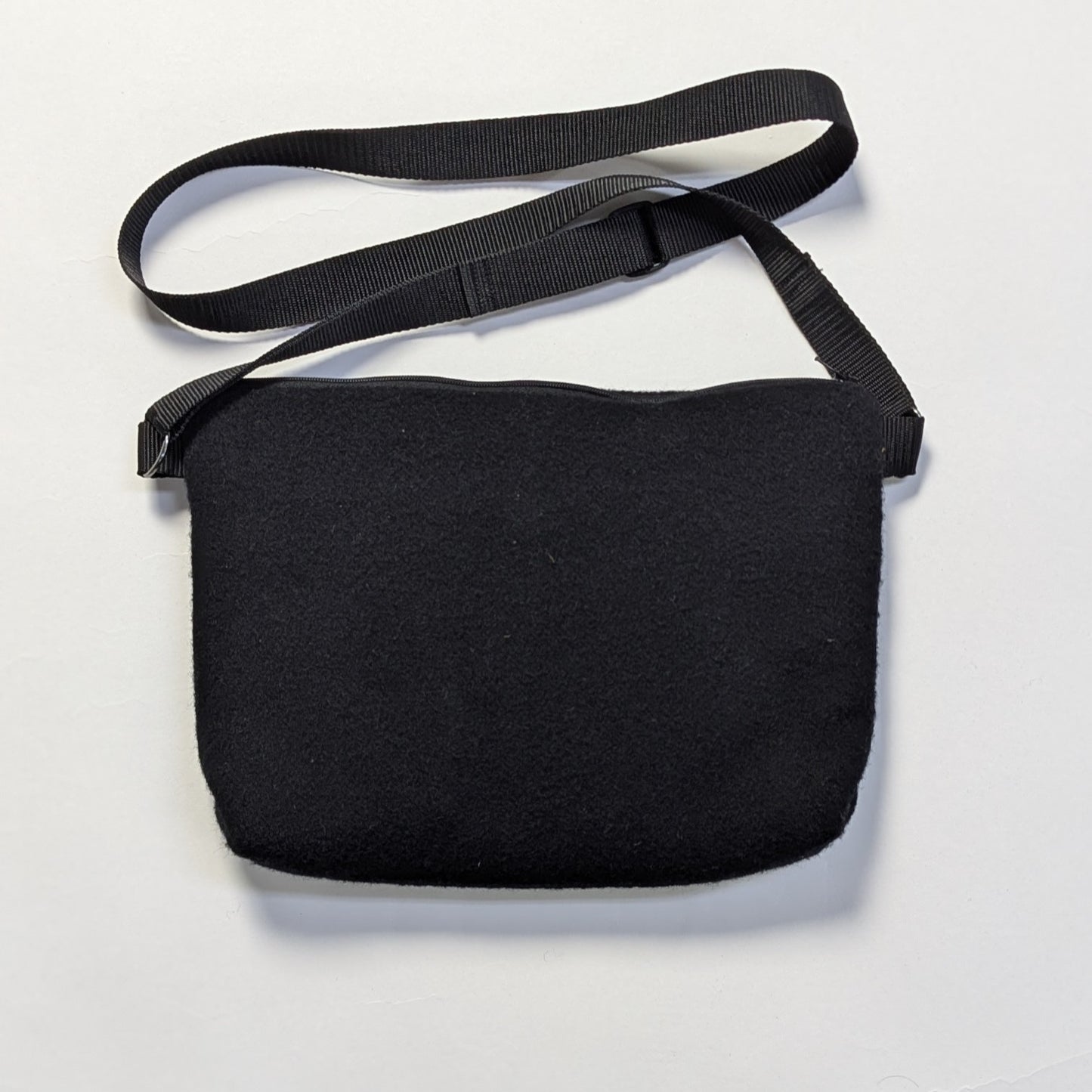 ＜OSOCU＞尾州ウール 毛七 サコッシュ 再生羊毛（リサイクルウール） ブラック