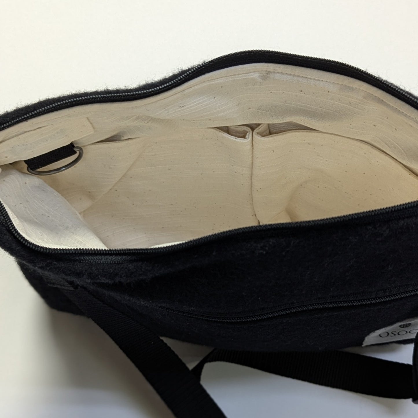 ＜OSOCU＞尾州ウール 毛七 サコッシュ 再生羊毛（リサイクルウール） ブラック