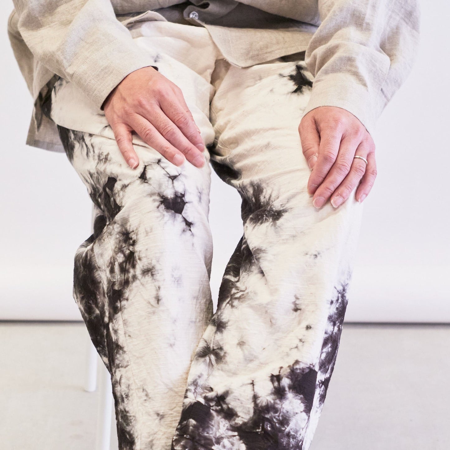 ＜OSOCU＞知多木綿 黒むら染め バルーンパンツ 名古屋黒紋付染