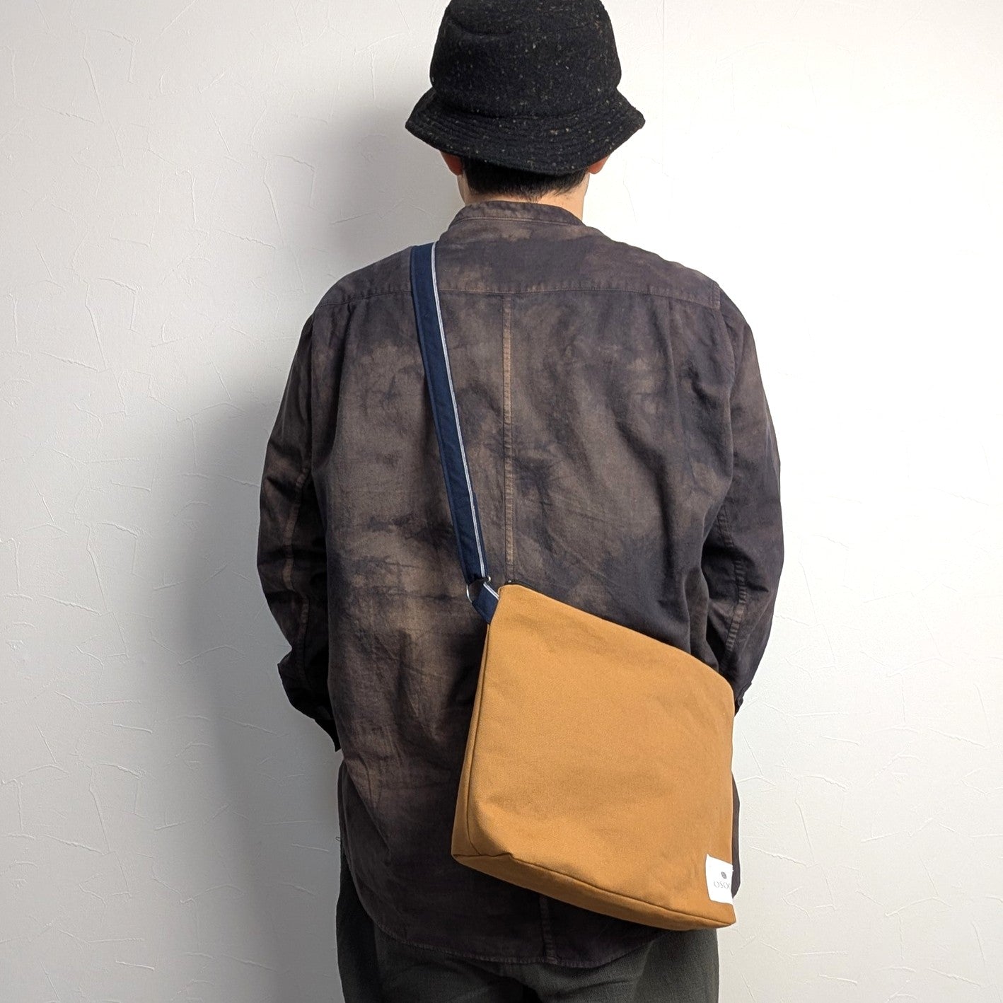 サコッシュより少し大きい 尾州ウール 毛七 再生羊毛（リサイクルウール）同色パッチワーク ミニショルダーバッグ