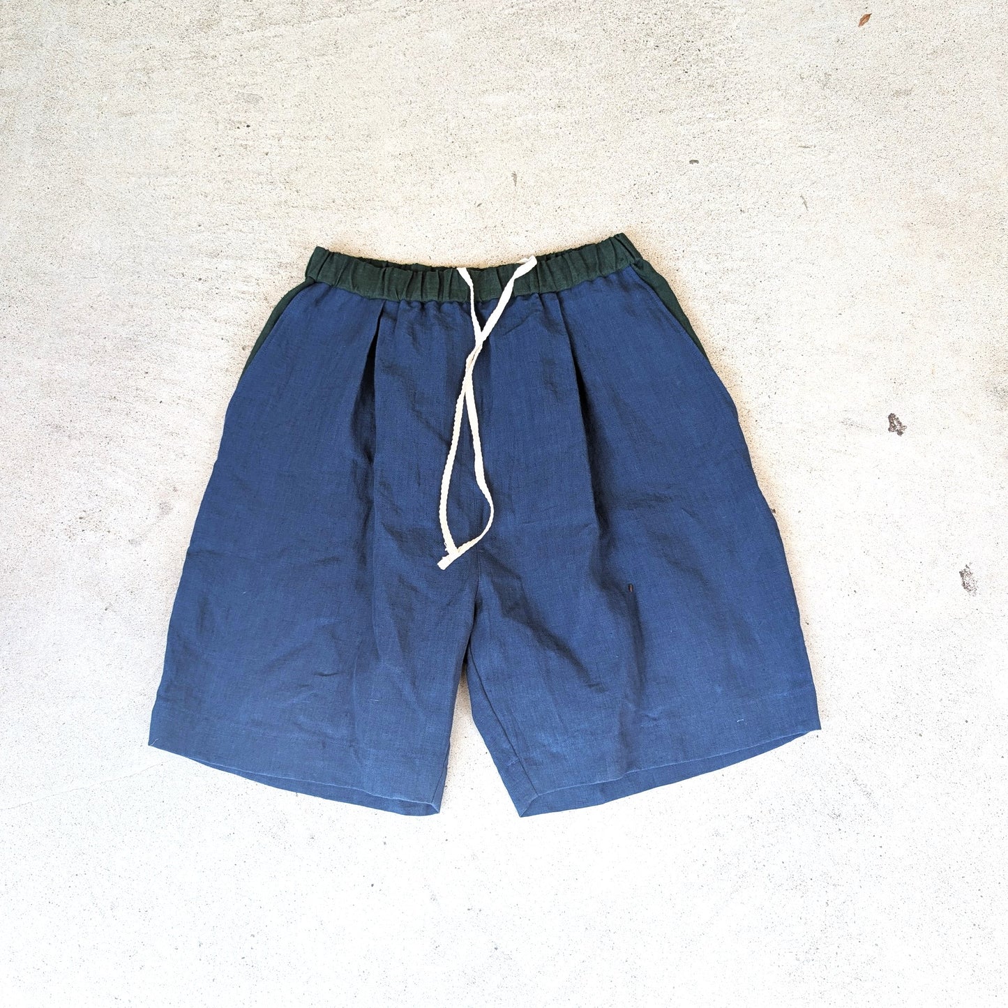 ＜OSOCU＞遠州織物 ヨーロッパリネン100％ ハーフパンツ ネイビー×ボトルグリーン