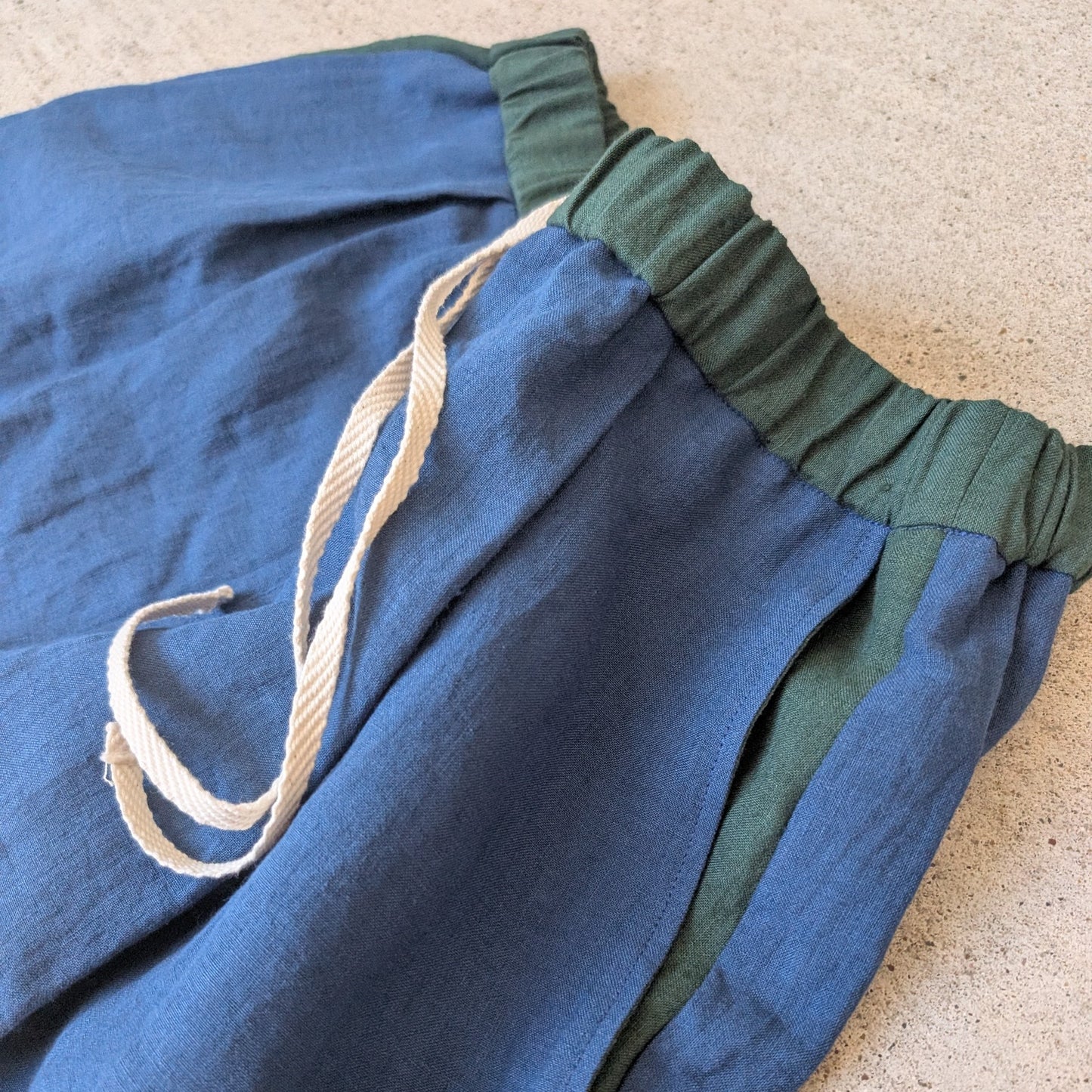 ＜OSOCU＞遠州織物 ヨーロッパリネン100％ ハーフパンツ ネイビー×ボトルグリーン