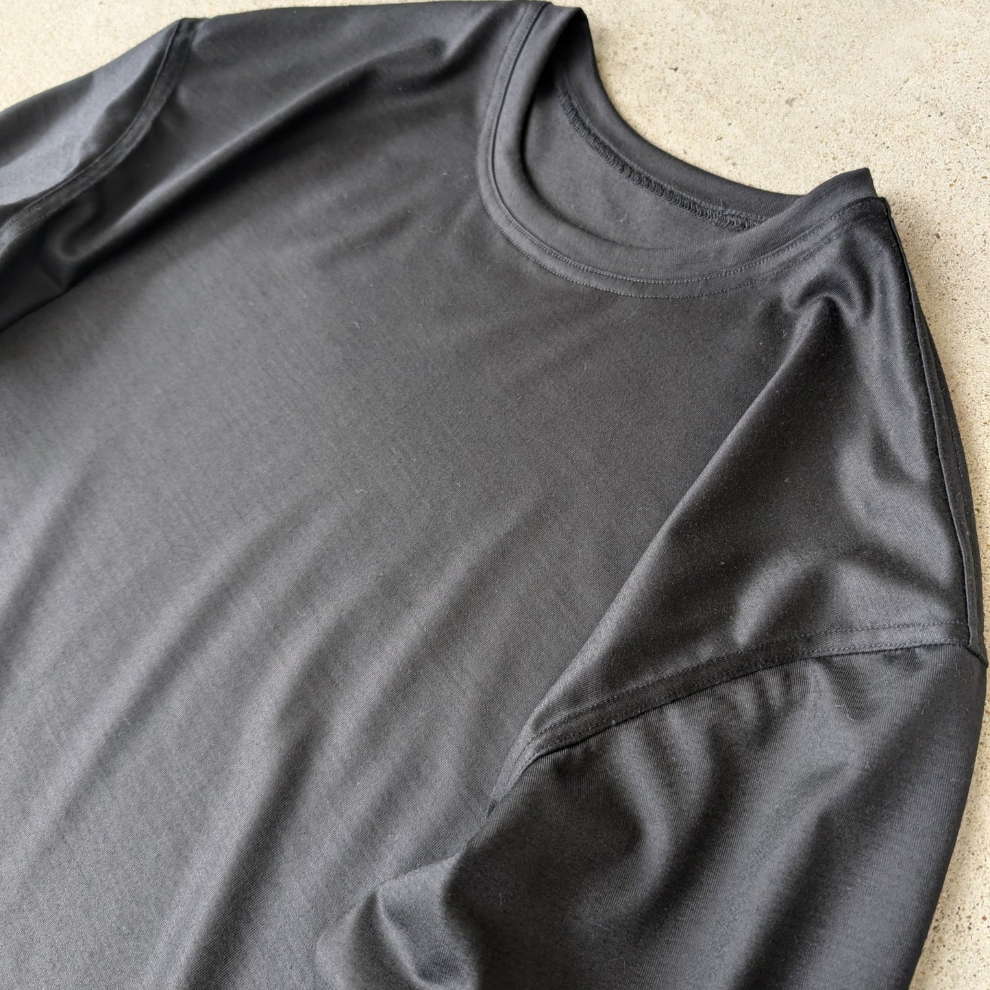 <OSOCU> 受注生産 尾州ウール Super160 メリノウール100％ ロングTシャツ 黒