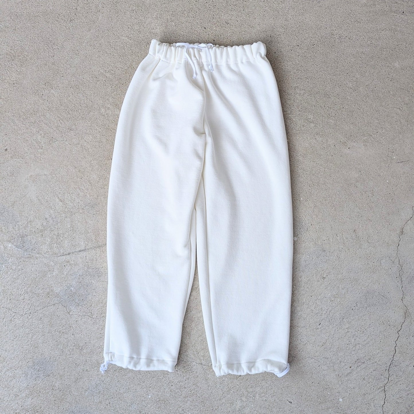 <OSOCU> 国産吊り編み30/8生地のスウェットパンツ ホワイト