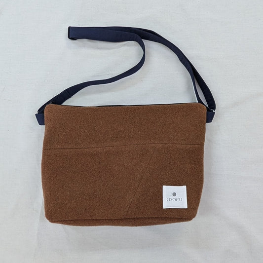 サコッシュより少し大きい 尾州ウール 毛七 再生羊毛（リサイクルウール）同色パッチワーク ミニショルダーバッグ