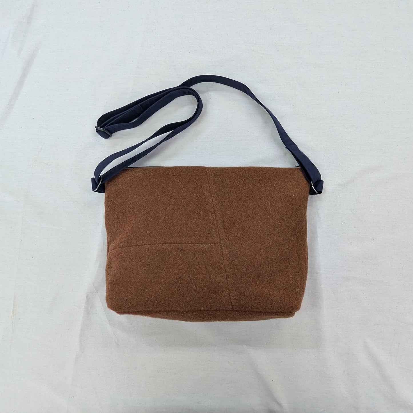 サコッシュより少し大きい 尾州ウール 毛七 再生羊毛（リサイクルウール）同色パッチワーク ミニショルダーバッグ