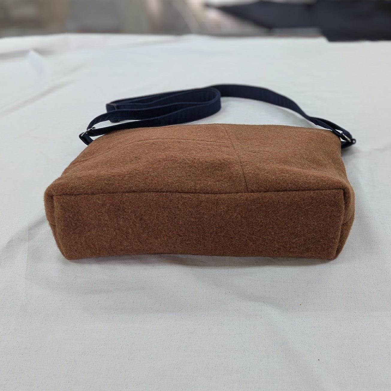 サコッシュより少し大きい 尾州ウール 毛七 再生羊毛（リサイクルウール）同色パッチワーク ミニショルダーバッグ