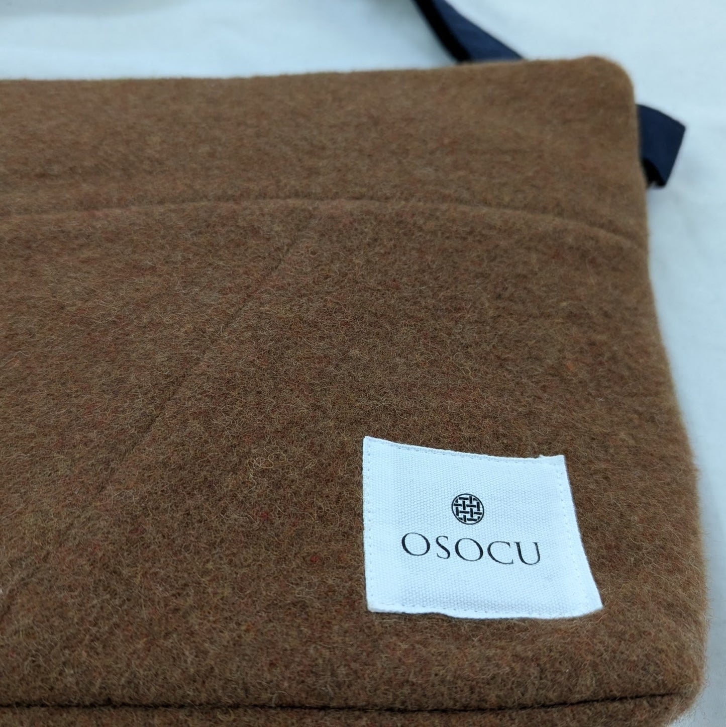 サコッシュより少し大きい 尾州ウール 毛七 再生羊毛（リサイクルウール）同色パッチワーク ミニショルダーバッグ