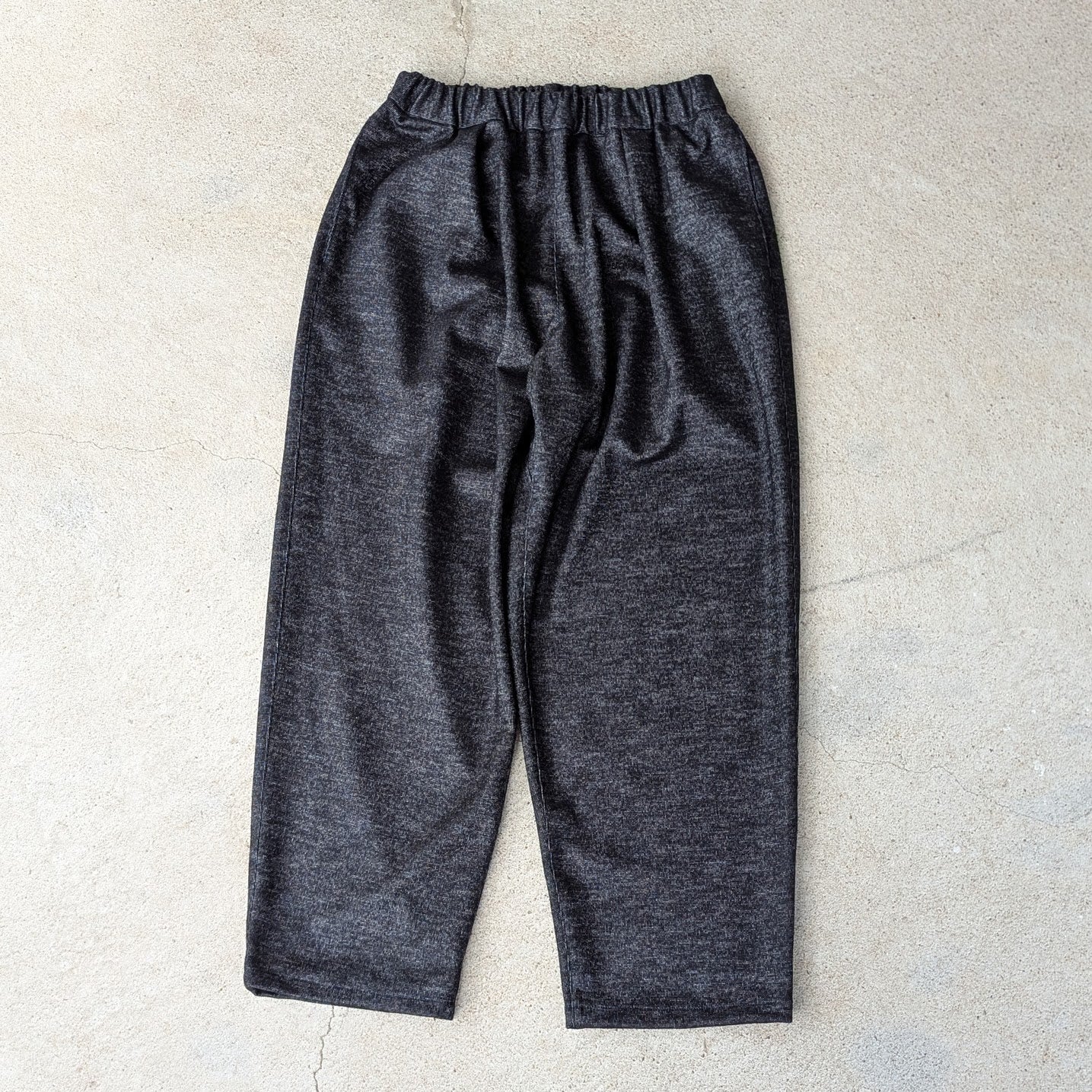 ＜OSOCU＞尾州ウール バルーンパンツ ニット（編み）生地 ブラック杢 Mサイズ