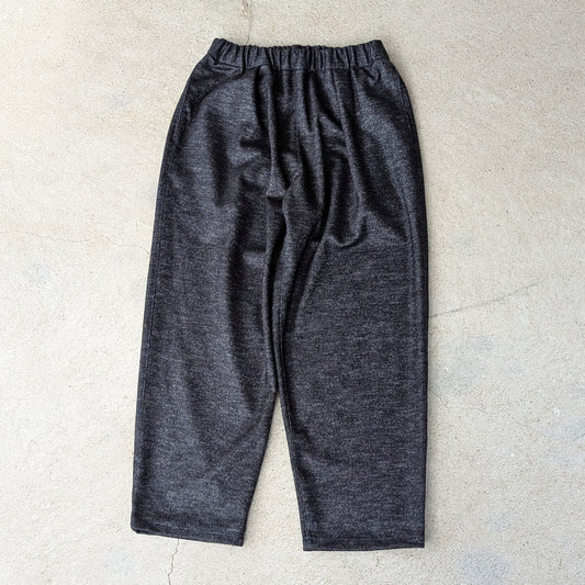 ＜OSOCU＞尾州ウール バルーンパンツ ニット（編み）生地 ブラック杢 Mサイズ