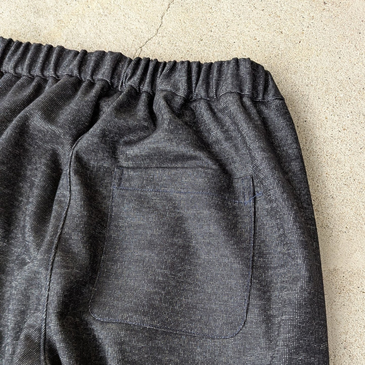 ＜OSOCU＞尾州ウール バルーンパンツ ニット（編み）生地 ブラック杢 Mサイズ