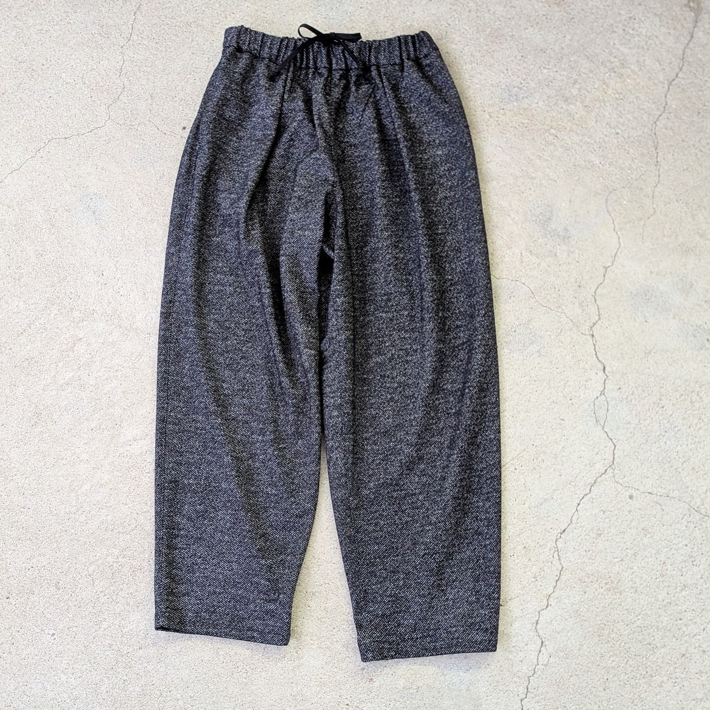 ＜OSOCU＞尾州ウール バルーンパンツ ニット（編み）生地 ネイビー杢