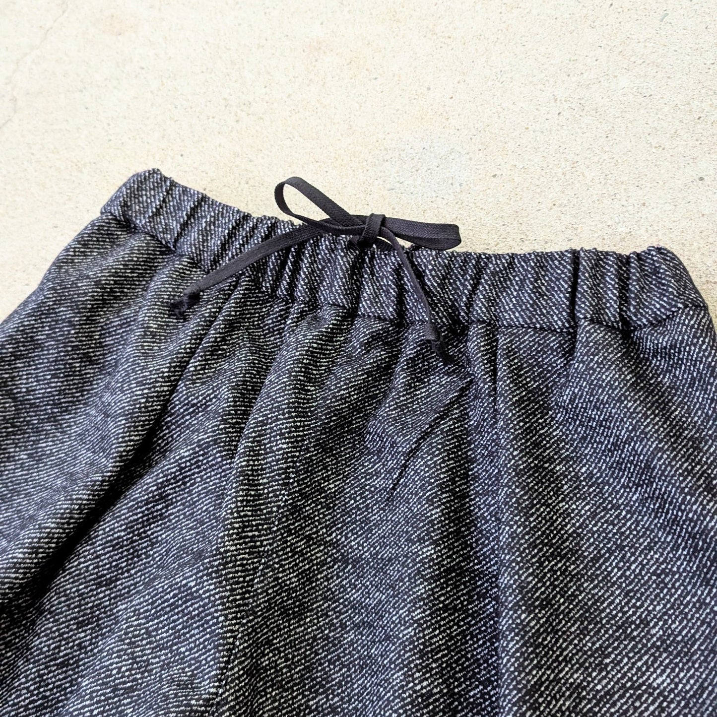 ＜OSOCU＞尾州ウール バルーンパンツ ニット（編み）生地 ネイビー杢