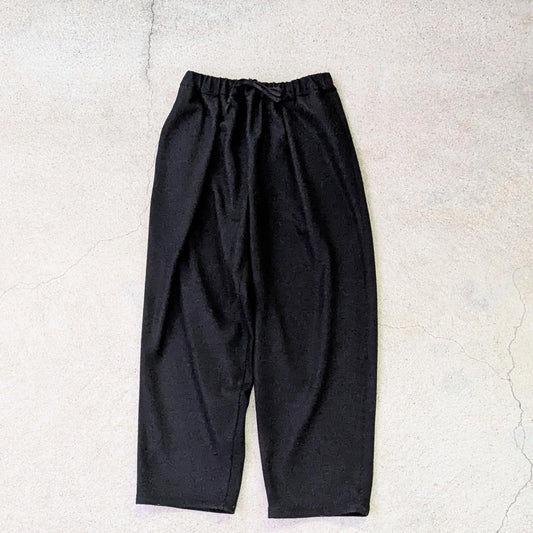 ＜OSOCU＞尾州ウール バルーンパンツ ニット（編み）生地 ブラック