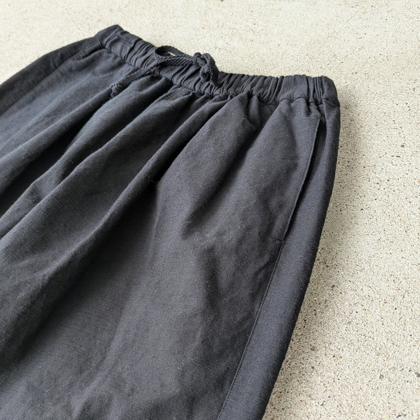 ＜OSOCU＞知多木綿 名古屋黒紋付染バルーンパンツ スソノコシ