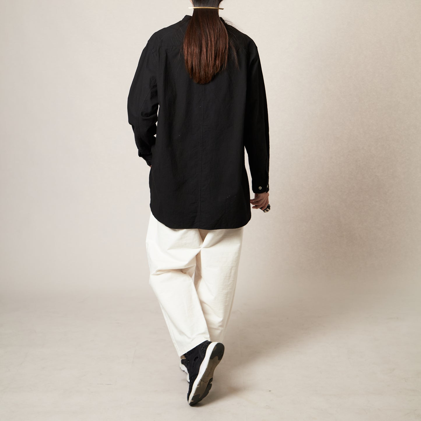 <OSOCU> 知多木綿 黒染め バンドカラーシャツ 愛知の素材と技術で作る「伝統を日常で愉しむシャツ」