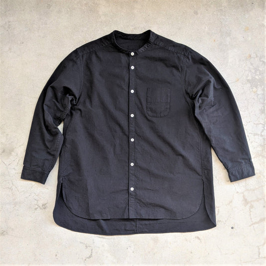 <OSOCU> 知多木綿 黒染め バンドカラーシャツ 愛知の素材と技術で作る「伝統を日常で愉しむシャツ」
